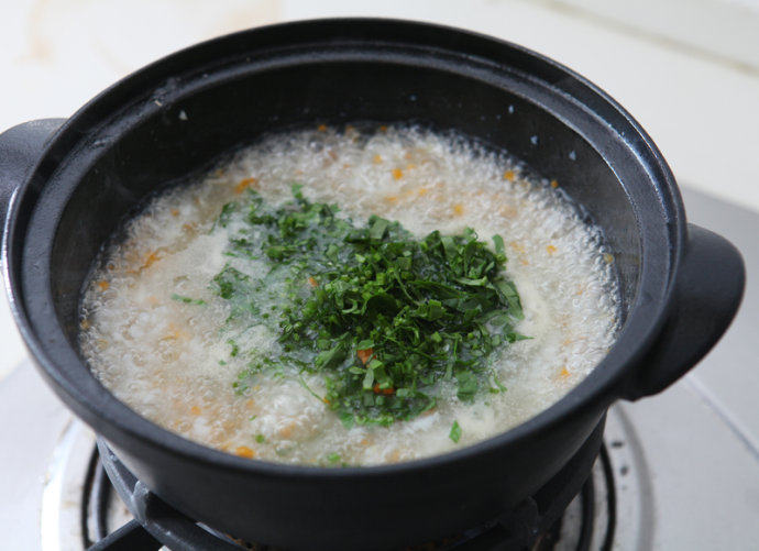 蘑菇鱼茸羹,将菠菜丁倒入锅中并搅拌均匀,再小火烧3分钟。