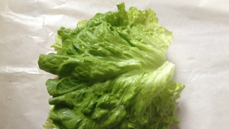 纸袋三明治,洗净抹干的生菜取3-4片平铺于吐司上;