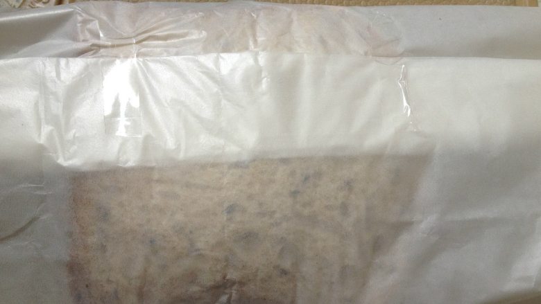纸袋三明治,包上油纸,轻压几下,对接封口处,两边各贴上透明胶带(不要粘在中间);