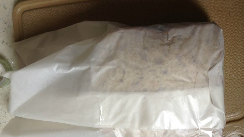 纸袋三明治,再将两边封口折好,用透明胶带粘上;