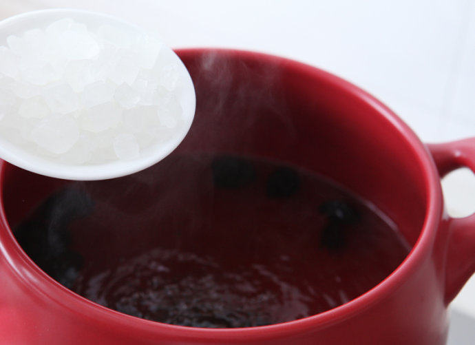 自制酸梅汤 ,大火煮滚后，转小火煮20-25分钟，加<a style='color:red;display:inline-block;' href='/shicai/ 866'>冰糖</a>搅拌至<a style='color:red;display:inline-block;' href='/shicai/ 866'>冰糖</a>融化关火。