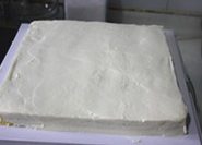 大爱梅西奶油蛋糕,打发淡奶油,100克奶油加入10克细砂糖,份量多可以分几次打发,分别加入需要的颜色