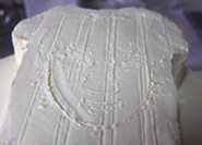 大爱梅西奶油蛋糕,在衣服上用竹签画出图案,用可可粉加入奶油调处巧克力色勾边画头发