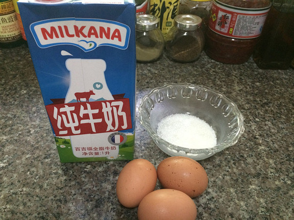 鸡蛋布丁,材料：<a style='color:red;display:inline-block;' href='/shicai/ 9'>鸡蛋</a>三个、<a style='color:red;display:inline-block;' href='/shicai/ 219'>牛奶</a>250g、<a style='color:red;display:inline-block;' href='/shicai/ 869'>白砂糖</a>15g