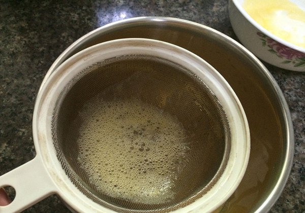 鸡蛋布丁,然后用密筛过滤蛋液,直到蛋液没有泡沫,这个步骤是为了让布丁口感更细滑