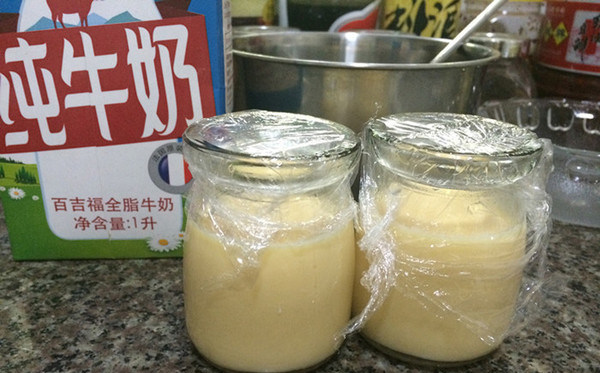 鸡蛋布丁,把布丁液倒入布丁瓶或者其他的玻璃瓶中,然后用保鲜膜包好瓶口,目的是为了让布丁更嫩
