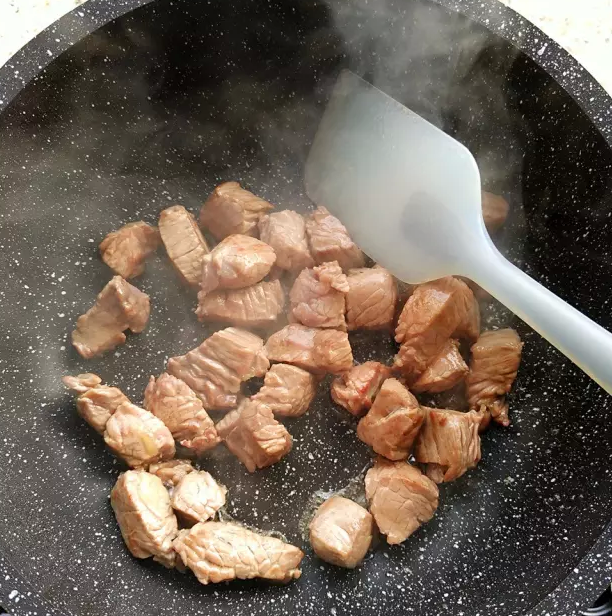 抓饭,大火把锅烧热(火候低炒的容易老),加入适量油,倒入羊(牛)肉快速炒至表面发白。看这热气冒出来很有氛围感有木有?