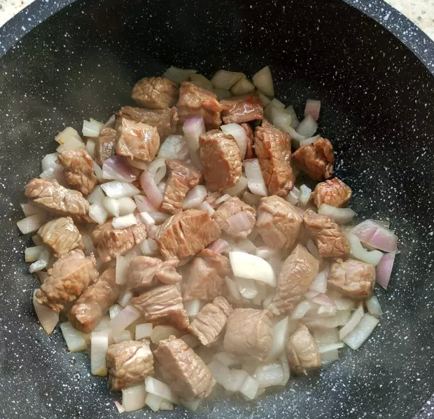 抓饭,加入洋葱继续炒一会,稍微炒软。