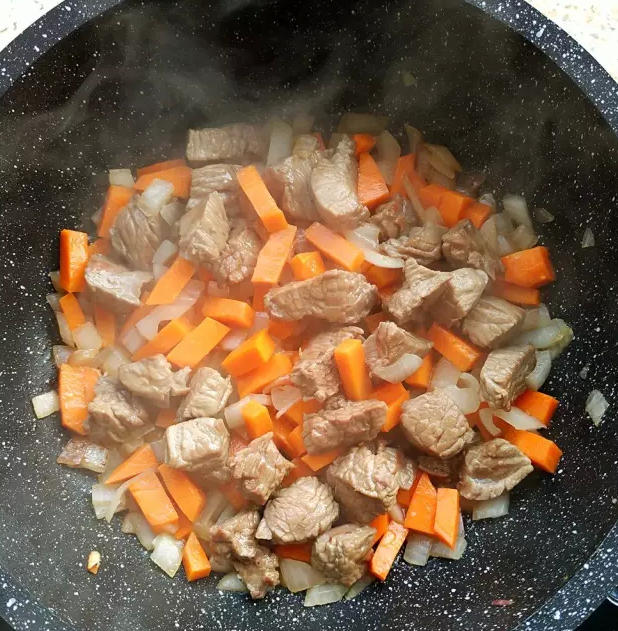 抓饭,再加入胡萝卜继续炒,期间撒入适量盐和酱油一起炒,炒啊炒,炒啊炒。倒调料的那步骤忘拍了。。