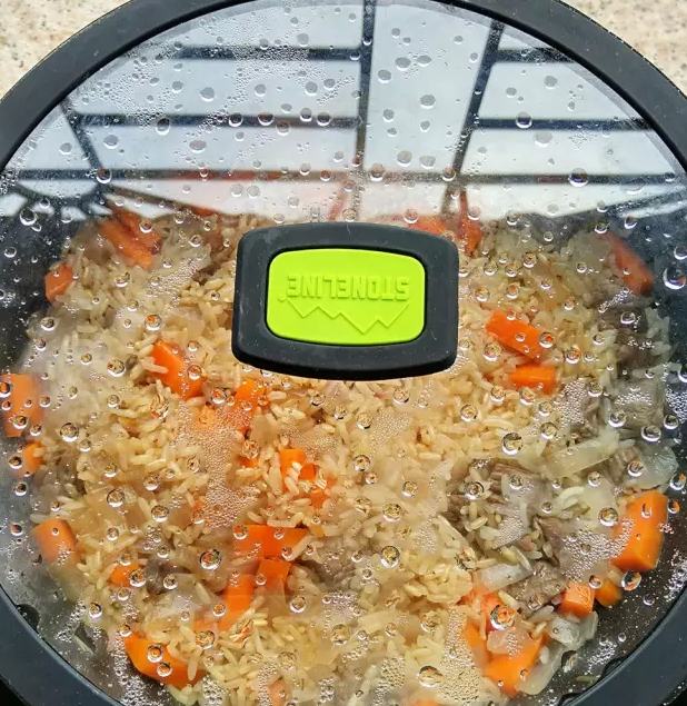 抓饭,锅里的水烧开后,盖上锅盖转小火焖煮,大约20多分钟后就好啦!当然你也可以直接用电饭煲煮,比较方便些。在煮好之前,撒上一小把<a style='color:red;display:inline-block;' href='/shicai/ 603'>葡萄干</a>(可选)软化入味。PS:听新疆网友说,用<a style='color:red;display:inline-block;' href='/shicai/ 603'>葡萄干</a>替代肉类做的抓饭叫做素抓饭。