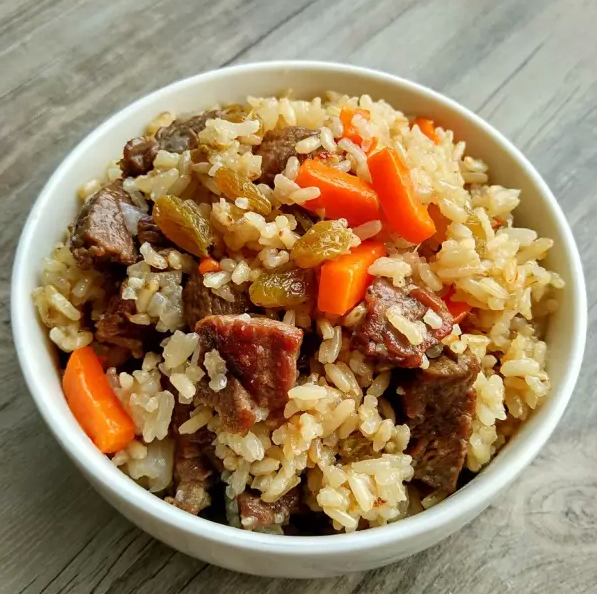 抓饭,好香又好吃,简直了。此时此刻我深感发觉,一锅在手就能闯天下了。