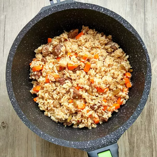 抓饭,搅拌一下,让食材和米饭混的均匀些。