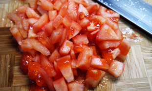 番茄鸡蛋疙瘩汤,<a style='color:red;display:inline-block;' href='/shicai/ 59'>番茄</a>表皮划十字刀,放沸水中略烫,撕去外皮,切小块备用。