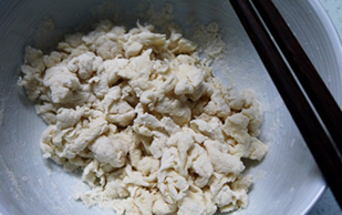 番茄鸡蛋疙瘩汤,<a style='color:red;display:inline-block;' href='/shicai/ 519'>面粉</a>放碗中,慢慢滴入过滤水,同时用筷子不停搅拌成小颗粒状态。