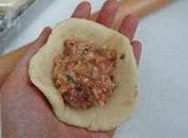 鲜肉月饼,擀圆,包入肉馅。