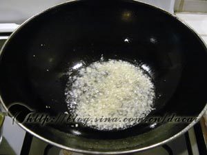 青红辣子鸡,锅中留底油,放入蒜末炒香