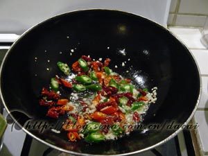 青红辣子鸡,加入青<a style='color:red;display:inline-block;' href='/shicai/ 3446'>红尖椒</a>和干辣椒段同炒