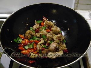 青红辣子鸡,加入炸好的鸡块,翻炒