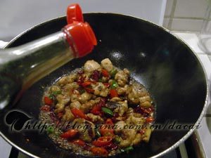 青红辣子鸡,加入<a style='color:red;display:inline-block;' href='/shicai/ 692'>酱油</a>、<a style='color:red;display:inline-block;' href='/shicai/ 718'>料酒</a>、<a style='color:red;display:inline-block;' href='/shicai/ 10588'>糖</a>、盐翻炒