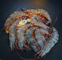 茄汁烩大虾,煎至海虾稍微变色后再翻面煎一下,大概6.7成熟就可以