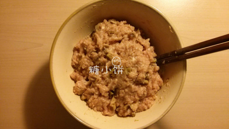 纯手工蛋皮饺子,少量多次地把90ML泡香菇的水加到肉馅中,向同一个方向充分搅匀。再加淀粉(我用的玉米淀粉)30G搅至馅料粘稠