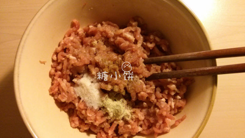 纯手工蛋皮饺子,猪肉糜220G加盐5G,白砂糖1/4茶匙,鸡精1/8茶匙,白胡椒粉1/8茶匙,花椒粉1小撮,八角粉1小撮和现磨粗粒黑胡椒1小撮,向同一个方向搅匀,搅至感觉肉馅变得有些粘稠的状态