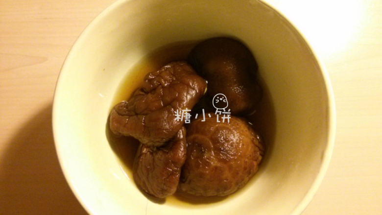 纯手工蛋皮饺子,干香菇提前几个小时用清水泡发。沥水后切丁,泡香菇的水留用(我滤出来90ML泡香菇的水,全部用上了)