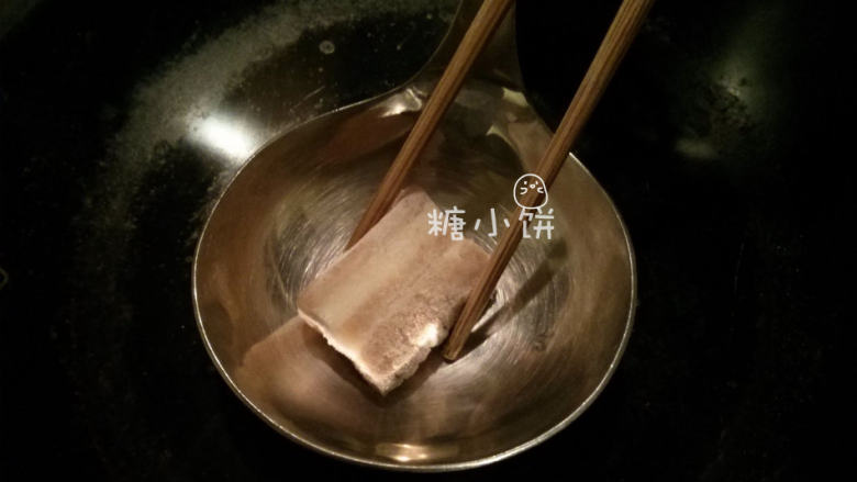 纯手工蛋皮饺子,取一个烧菜用的那种锅勺放在火上烧热,用筷子夹着一块焯过水的肥肉放在锅勺里面烫一下。这个步骤是为了把肥肉部分的油烫出来,作为油脂来使用。或者也可以用一个耐热的刷子在锅勺里面刷一层油