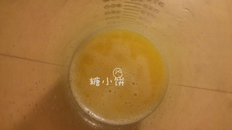 纯手工蛋皮饺子,鸡蛋5只加盐1茶匙打散成蛋液备用。