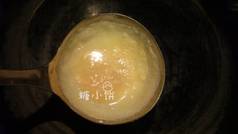 纯手工蛋皮饺子,把蛋液倒在刷过油的锅勺里面(同时锅勺一直处于加热状态),用手腕转动勺子把蛋液铺开