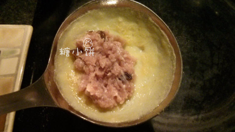 纯手工蛋皮饺子,趁蛋液还没完全凝固的时候立即加入馅料(同时锅勺一直处于加热状态)
