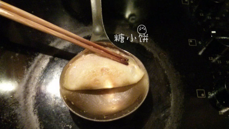 纯手工蛋皮饺子,然后撬起一侧的蛋皮往另一侧翻折,用筷子在边缘处按压(同时锅勺一直处于加热状态)