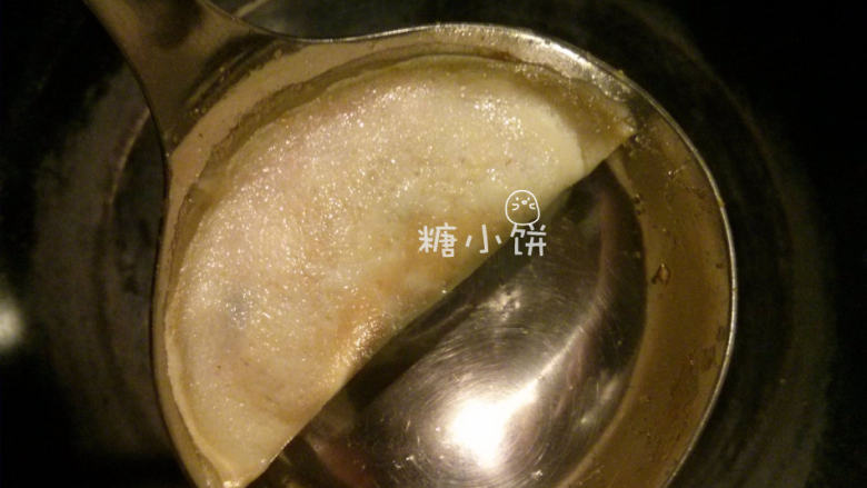 纯手工蛋皮饺子,翻折的时候还没完全凝固的那部分蛋液会被推到边缘的,用筷子按压的同时受热,蛋液凝固后就封口了