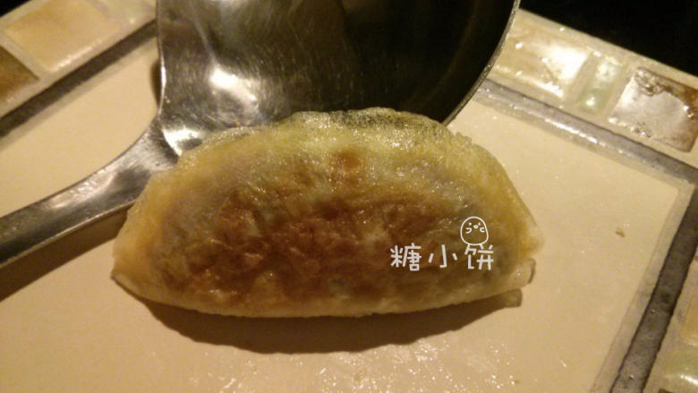 纯手工蛋皮饺子,封口封好了的样子，边儿窄馅儿大圆鼓鼓可以站起来的哈