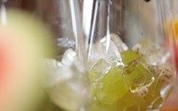 气泡果汁,把水果都放进杯子后,往里面加冰块。