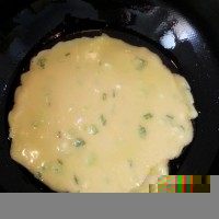 鸡蛋饼,锅内放少许油，下锅摊成饼
