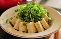 芝麻酱拌豆腐,<a style='color:red;display:inline-block;' href='/shicai/ 465'>豆腐</a>切块儿,然后整齐地码在菜周围