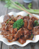 五味排骨,排骨入盘,西兰花沥干水分码入盘中即可