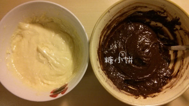 大理石磅蛋糕,往原味糊中筛入低粉50G和泡打粉1/3茶匙的混合粉类。巧克力糊中筛入低粉35G,可可粉15G和泡打粉1/3茶匙的混合粉类
