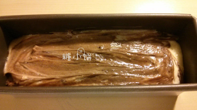 大理石磅蛋糕,倒入模具中,我的模具大概6x6x18cm。用勺子抹平表面