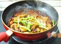 麻辣酥香陈皮虾,大火用油爆至虾壳酥脆时,马上放入<a style='color:red;display:inline-block;' href='/shicai/ 167'>香芹</a>梗,撒入一些香菜碎