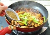 麻辣酥香陈皮虾,翻炒均匀后撒入白<a style='color:red;display:inline-block;' href='/shicai/ 666'>芝麻</a>,关火起锅即食