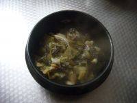 酸菜鱼,捞出鱼头和酸菜等等,捞出来铺在盆底。