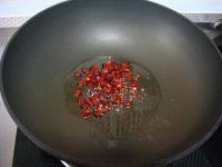 酸菜鱼,锅里放油,凉油放入<a style='color:red;display:inline-block;' href='/shicai/ 700'>花椒</a>和辣椒,小火烧,辣椒变得油亮干酥。