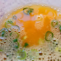 柬埔寨茉莉香米蛋炒饭,一个<a style='color:red;display:inline-block;' href='/shicai/ 9'>鸡蛋</a>,加葱花和盐打散。