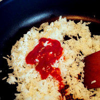 柬埔寨茉莉香米蛋炒饭,剩饭加一点点水,炒热,加少量<a style='color:red;display:inline-block;' href='/shicai/ 699'>番茄酱</a>和盐,翻炒均匀。