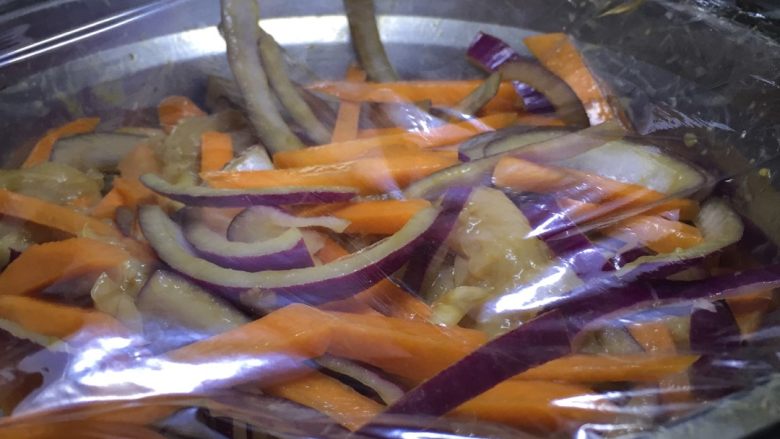 秘制大鸡排,盖上保鲜膜冰箱里味一夜味的时间尽量长一些,越长越入味,