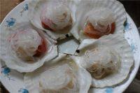 蒜蓉粉丝扇贝,将事先处理好的扇贝摆在盘中,依次放入泡软的粉丝