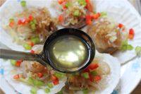 蒜蓉粉丝扇贝,汤勺中加热茶油至勺中油冒青烟后关火,小心地淋在每个扇贝上即可