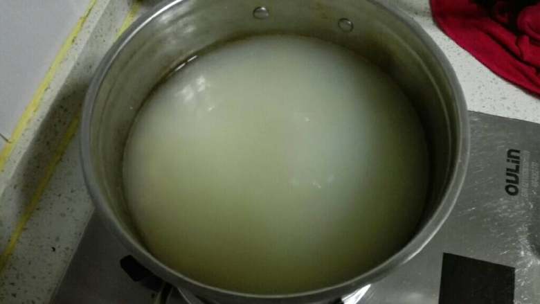 羊肉白菜咸饭,黄豆先煮一会儿,再放入淘好的米,一起煮